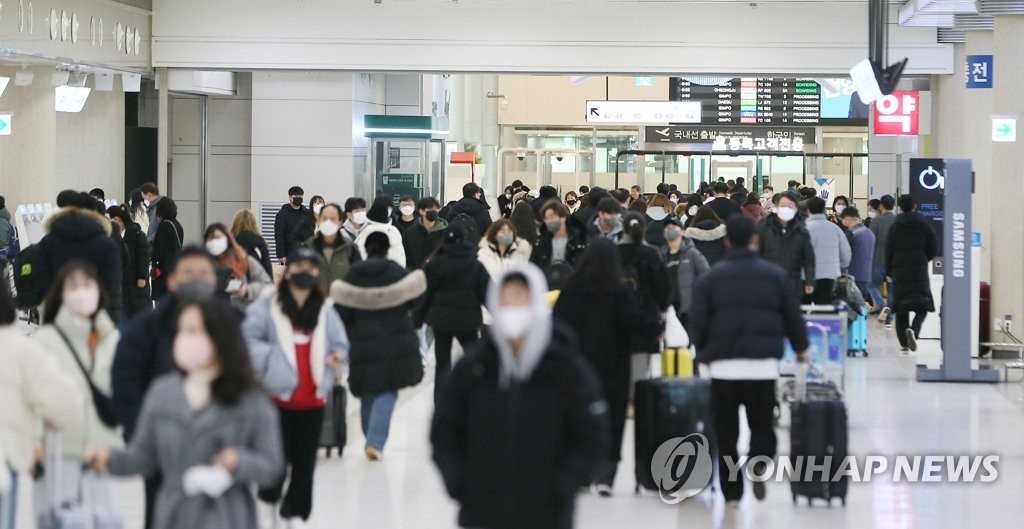 资料图片：1月30日，在济州国际机场，大部分旅客选择佩戴口罩。当天是政府解除强制口罩令的首日。 韩联社