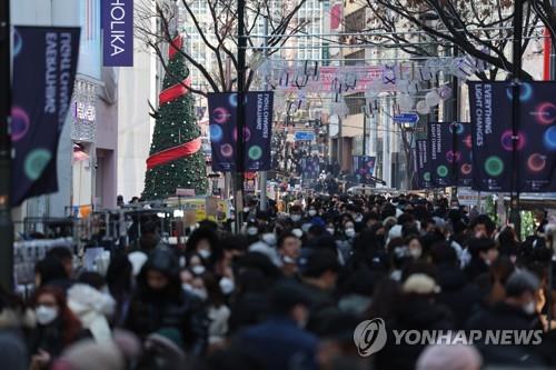 资料图片：2022年12月25日，首尔市明洞街头人潮拥挤。 韩联社
