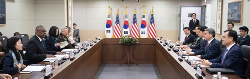 1月31日，在位于首尔市龙山区的国防部大楼，韩国国防部长官李钟燮（右排右二）和美国国防部长劳埃德·奥斯汀（左排左二）举行会谈。 韩联社/国防部供图（图片严禁转载复制）