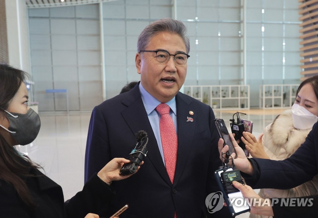 2月1日上午，在仁川国际机场，朴振（中）答记者问。 韩联社