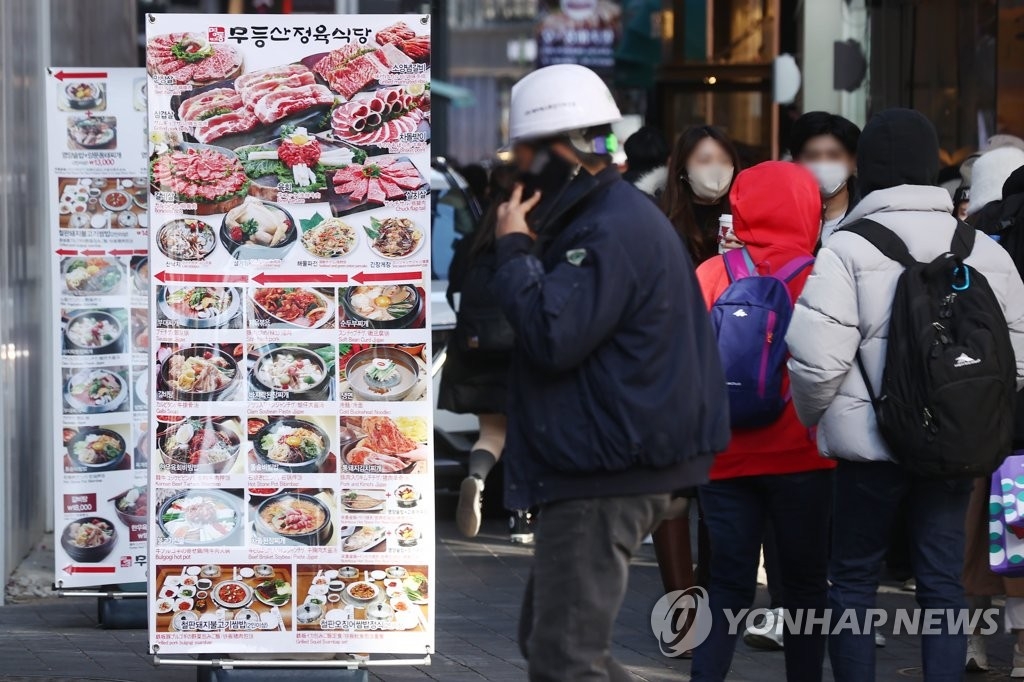 资料图片：一条商业街 韩联社