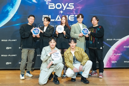 2月2日，Mnet电视台偶像选秀节目《Boys Planet》举行线上发布会。图为节目导师阵容合影留念。 韩联社/Mnet供图（图片严禁转载复制）
