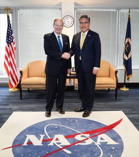 当地时间2月2日，在美国华盛顿特区，韩国外交部长官朴振（右）会见美国航空航天局（NASA）局长比尔·纳尔逊。 韩联社/外交部供图（图片严禁转载复制）