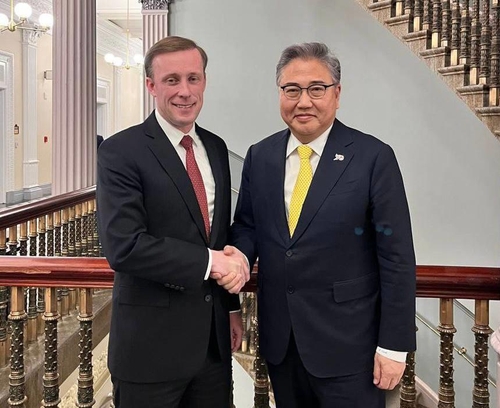 当地时间2月2日，在美国白宫，韩国外交部长官朴振（右）与美国总统国家安全事务助理杰克·沙利文握手合影。 韩国外交部供图（图片严禁转载复制）