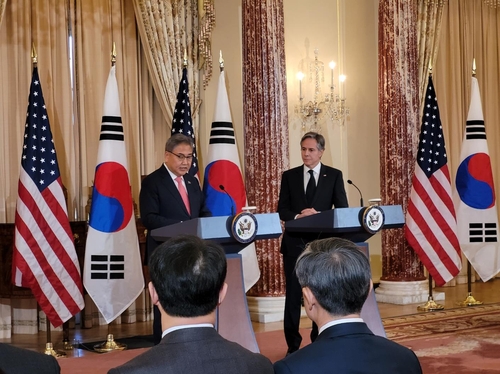 当地时间2月3日，在美国华盛顿特区,韩国外交部长官朴振（左）和美国国务卿布林肯举行会谈后共同会见记者。 韩联社