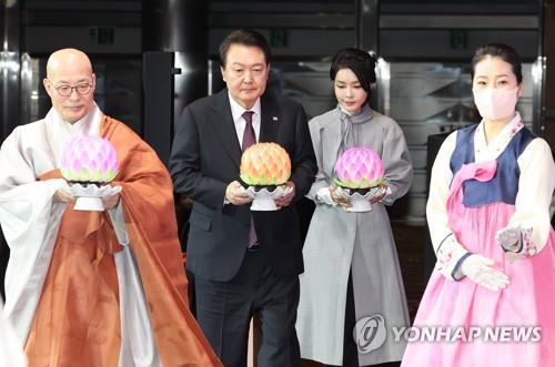2月6日，韩国总统尹锡悦（左二）和其夫人金建希（右二）出席在首尔国际会展中心（COEX）举行的“佛纪2567年大韩民国佛教徒新年大法会”。 韩联社