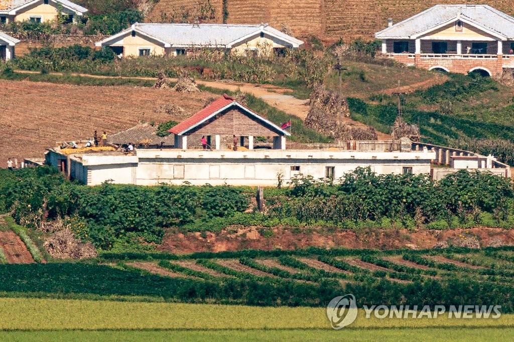 资料图片：从韩国京畿道坡州市统一展望台眺望到的朝鲜农村地区，图片摄于2022年9月。 韩联社（图片严禁转载复制）