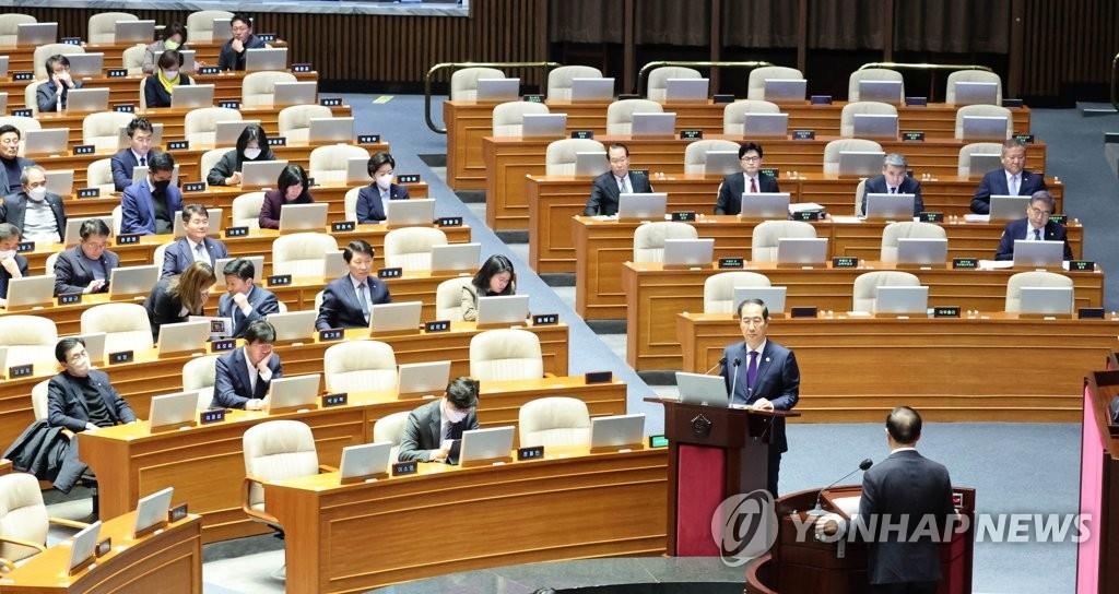 资料图片：2月6日，韩国国会举行问政会，质询政府的政治、外交、统一、安全工作。 韩联社