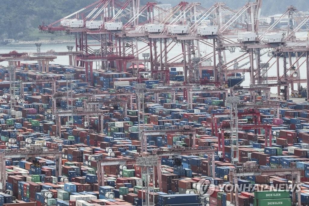 资料图片：2022年6月10日，在釜山港神仙台码头，集装箱堆积如山。 韩联社