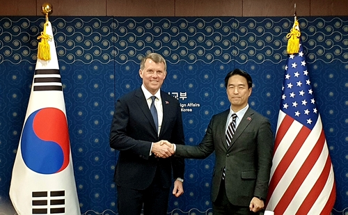 外交部国际安全大使赵炫禹（右）和美国国务院网络空间和数字政策局巡回大使纳撒尼尔·菲克 韩联社/外交部供图（图片严禁转载复制）
