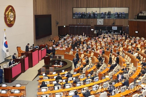 2月8日，韩国国会议长金振杓（站在主席台）在国会第403次会议第4次全会上宣布行安部长官李祥敏弹劾案表决结果。 韩联社