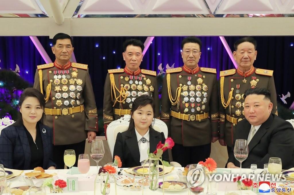 2月7日,朝鲜国务委员会委员长金正恩(前排右)携女儿金主爱(音,前排中)走访人民军官兵宿舍。图为金正恩及其家人与人民军总参谋长朴秀逸(后排左起)、国防相姜顺南、人民军总政治局局长郑京泽、黄炳誓合影留念。 韩联社/朝中社(图片仅限韩国国内使用,严禁转载复制)