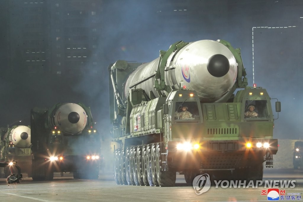 资料图片：朝中社2022年4月26日报道称，为纪念朝鲜人民军（抗日游击队）建立90周年，朝鲜25日晚在平壤金日成广场举行阅兵式。图为在阅兵式亮相的“火星-17”型洲际弹道导弹（ICBM）。 韩联社/朝中社（图片仅限韩国国内使用，严禁转载复制）