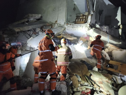 韩国救援队奋战在瓦砾堆上。 外交部供图（图片严禁转载复制）