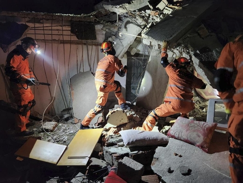 韩国救援队奋战在瓦砾堆上。 韩联社/紧急救援队供图（图片严禁转载复制）