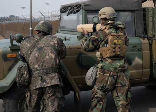 2月7日，在位于全罗北道群山的空军基地，韩美官兵利用无人机干扰器“无人机克星”（右）等武器演练打击小型无人机。 韩联社/美国国防部供图（图片严禁转载复制）