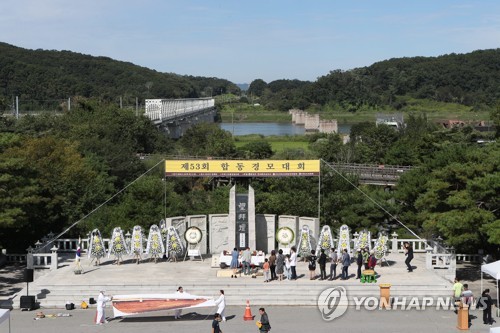 资料图片：2022年9月10日，在京畿道坡州市临津阁，家乡在朝鲜的“失乡人”面朝北方磕头。 韩联社