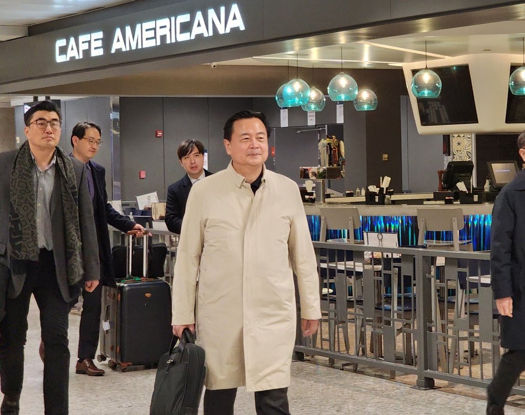 资料图片：当地时间2月12日，赵贤东抵达美国杜勒斯机场。 韩联社
