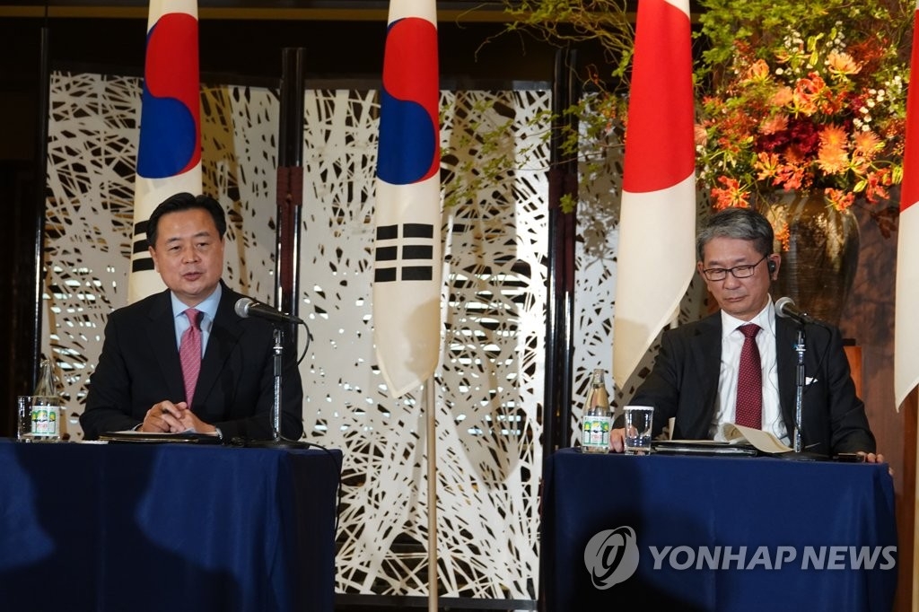 资料图片：2022年10月26日，在日本东京，韩国外交部第一次官赵贤东（左）和日本外务省事务次官森健良在韩美日副外长会议结束后共同会见记者。 韩联社