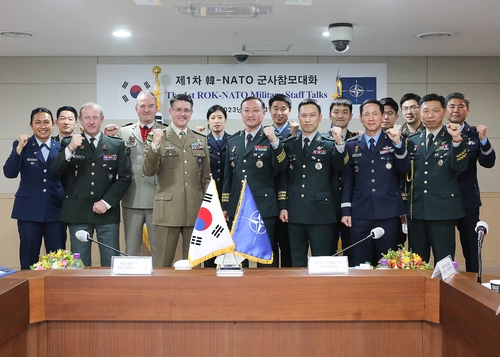2月13日，在韩国联合参谋本部，第一次韩国与北约军事参谋对话的与会人士合影留念。 韩联参供图（图片严禁转载复制）
