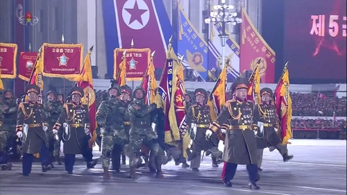 朝鲜中央电视台2月9日报道的人民军建军75周年纪念阅兵式上，崔头用带领第5军团行进。 韩联社/朝鲜央视截图（图片仅限韩国国内使用，严禁转载复制）