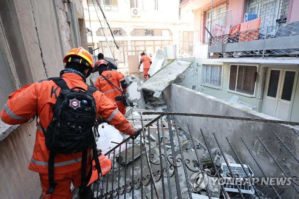 资料图片：当地时间2月9日，在土耳其安塔基亚强震灾区，第一批大韩民国海外紧急救援队（KDRT）以最快速度开展搜救。 韩联社