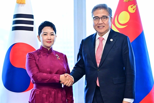 2月15日，在首尔钟路区的韩国外交部大楼，韩国外长朴振（右）会见到访的蒙古国外交部长巴特策策格。 外交部供图（图片严禁转载复制）