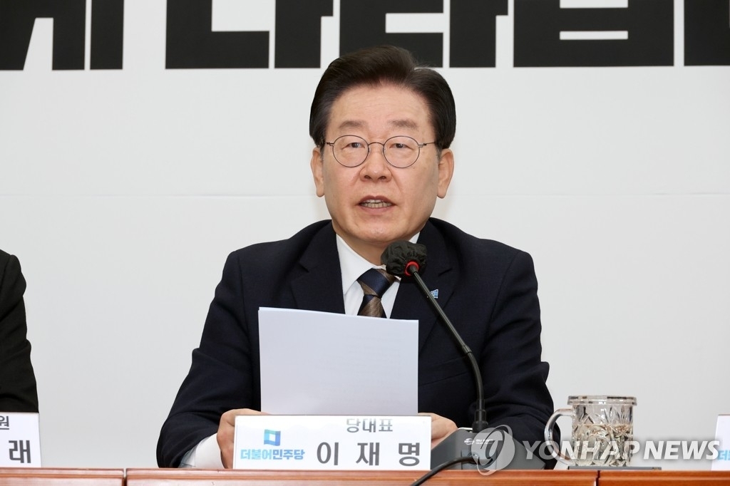 2月16日，在国会举行的紧急最高委员会议上，李在明发言。 韩联社
