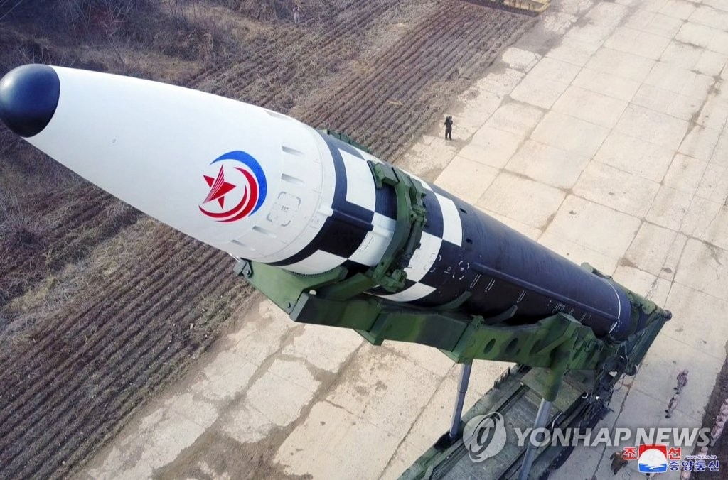 资料图片：朝中社2022年3月25日报道称，朝鲜前一天在国务委员会委员长金正恩的指导下试射了“火星-17”新型洲际弹道导弹（ICBM）。图为“火星-17”洲际弹道导弹。 韩联社/朝中社（图片仅限韩国国内使用，严禁转载复制）