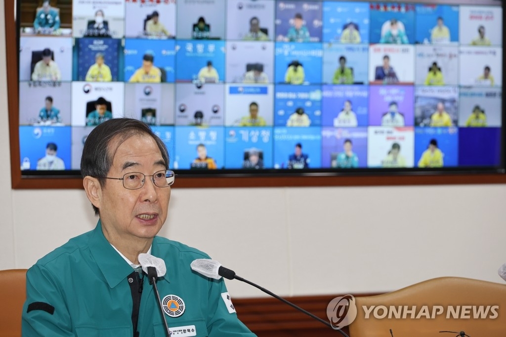 2月17日，在首尔政府大楼，韩国总理韩悳洙在中央灾难安全对策本部会议上发言。 韩联社