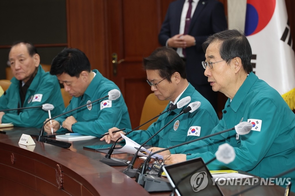 2月17日，在首尔政府大楼，韩国总理韩悳洙（右一）在中央灾难安全对策本部会议上发言。 韩联社