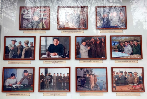 朝鲜驻华使馆在金正日生日之际展出金家三代照片