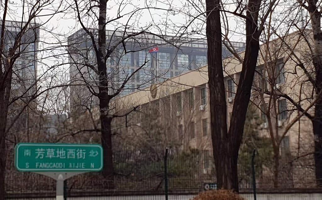 位于中国北京朝阳区的朝鲜驻华大使馆，摄于2月17日。 韩联社