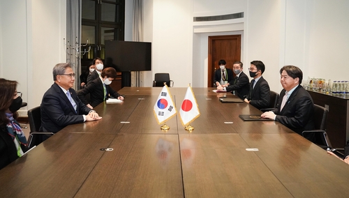 当地时间2月18日，在慕尼黑，韩日外长举行会谈。 韩联社/外交部供图
