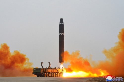 朝媒：昨实施“火星-15”型洲际导弹突击发射训练