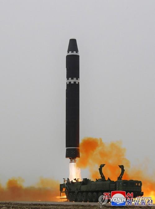据朝中社2月19日报道，第一红旗英雄连前一日在平壤国际飞行场按照最大射程以高仰角试射“火星-15”型洲际弹道导弹。 韩联社/朝中社（图片仅限韩国国内使用，严禁转载复制）