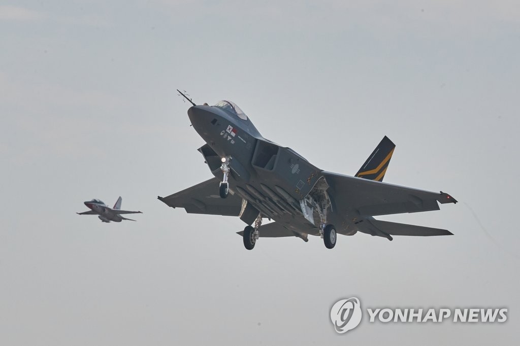 资料图片：韩国自主研制的超音速战机“猎鹰”（KF-21）二号。 韩联社/防卫事业厅供图（图片严禁转载复制）