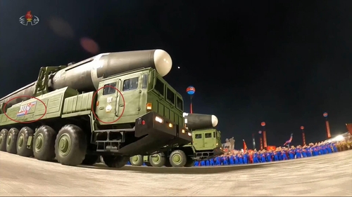 资料图片：劳动党成立75周年阅兵式上的“火星-15”型导弹发射车 韩联社/朝鲜央视（图片仅限韩国国内使用，严禁转载复制）