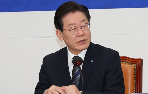 2月21日上午，在首尔市汝矣岛的国会，李在明主持一场民生事务会议。 韩联社