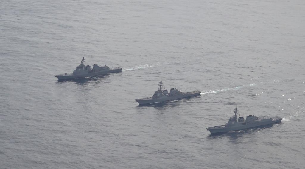 左起依次是日本海上自卫队爱宕级驱逐舰“爱宕”号、美军阿利·伯克级导弹驱逐舰“巴里”号、韩军驱逐舰“世宗大王”号。 韩国联参供图（图片严禁转载复制）