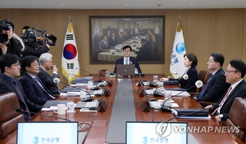2月23日，在首尔中区的韩国银行，韩国银行行长李昌镛（居中）主持召开金融货币委员会全会。 韩联社/联合摄影采访团