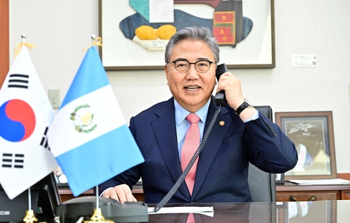 2月23日，韩国外交部长官朴振与危地马拉外交部长步卡罗通电话。 韩联社/外交部供图（图片严禁转载复制）
