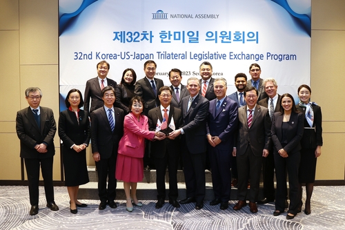 第32届韩美日议员会议在首尔举行
