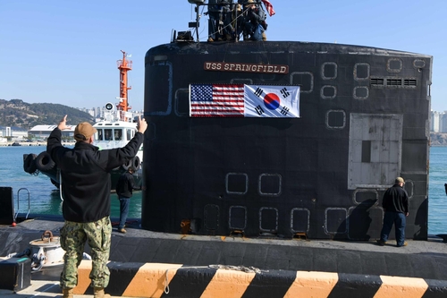 美国核动力潜艇“斯普林菲尔德”号驶入釜山作战基地。 美国太平洋舰队社交账号供图（图片严禁转载复制）