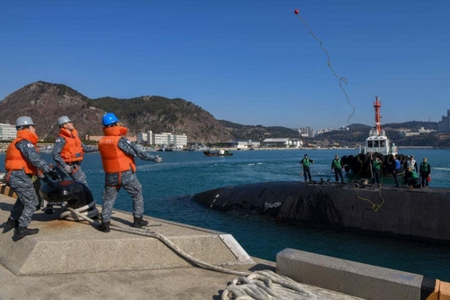 美国核动力潜艇“斯普林菲尔德”号驶入釜山作战基地。 美国太平洋舰队社交账号供图（图片严禁转载复制）