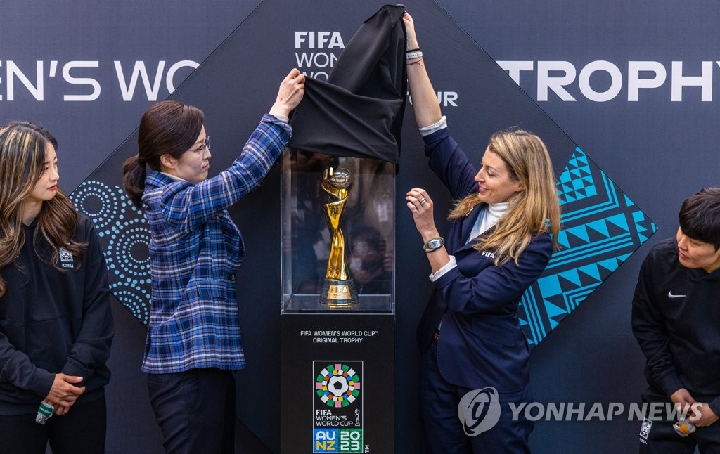 2023女足世界杯奖杯在韩展出