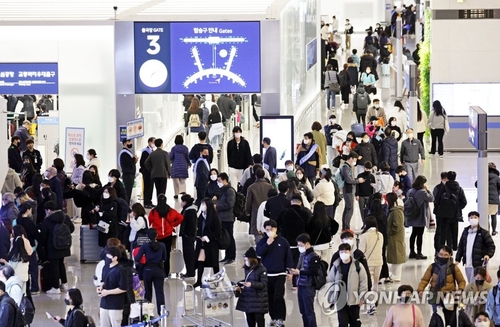 资料图片：1月19日上午，仁川国际机场第一航站楼人潮涌动。 韩联社