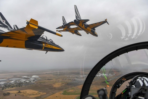 当地时间2月28日，韩国空军“黑鹰”特技飞行队为阿瓦隆澳大利亚国际航空展开幕式献上单独飞行表演。 空军供图（图片严禁转载复制）