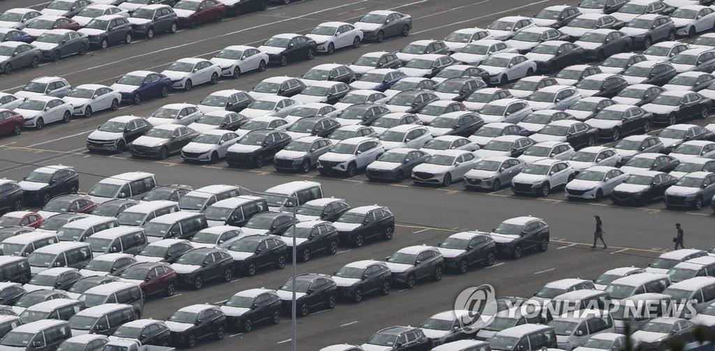 资料图片：等待出口的整车 韩联社