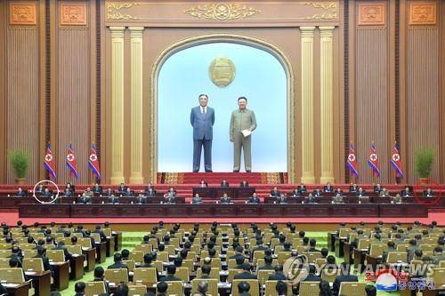 资料图片：朝中社1月19日报道称，朝鲜第14届最高人民会议第8次会议于17日至18日在万寿台议事堂举行。图为会议现场。 韩联社/朝中社（图片仅限韩国国内使用，严禁转载复制）